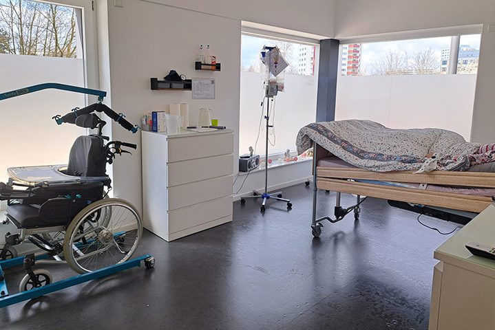 Blick in ein Zimmer im Pavillon am Marbach: Pflegebett, Pflegeausstattung und ein großes, helles Fenster
